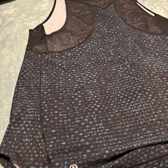 2 Lululemon tanks size 8 - Picture 2 of 3